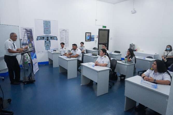 10 new A320 Type Rating trainees in a classroom